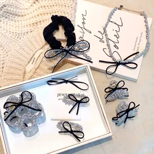 Élégant ensemble de pinces à cheveux à nœud noir avec perles argentées et chouchou assorti