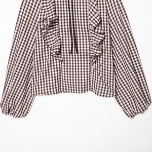Chemise à carreaux pour femmes avec manches longues, volants et col à cordon en marron et blanc
