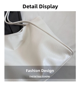 Gros plan du sac cabas blanc montrant la texture plissée et les fines bandoulières