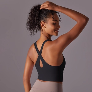 Détail de la brassière de sport avec dos croisé, tissu sans couture et bande de soutien
