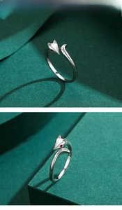 Detail des S925 Sterlingsilber Fuchs-Rings mit roten Edelsteinaugen und Politur-Finish