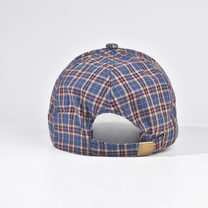 Vista dettagliata del retro di un cappellino a scacchi con fibbia in metallo vintage