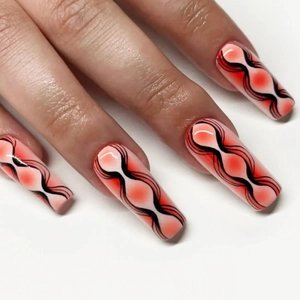 Vue macro de faux ongles carrés longs avec base marbre blanc et vagues rouges abstraites