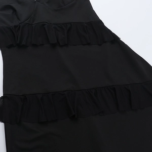 Détail des volants noirs superposés et du tissu plissé sur une robe d'été sexy