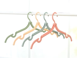 Primo piano di grucce pieghevoli portatili in colori pastello per il viaggio