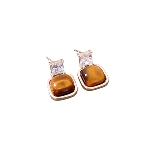 Boucles d'oreilles carrées plaquées or 18 carats avec œil de tigre et zircon clair