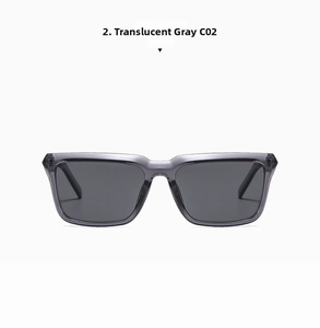 Vue détaillée des lunettes de soleil carrées gris transparent avec verres foncés C02