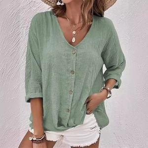 Chemisier femme col en V vert sauge coupe ample avec boutons texture bois naturel