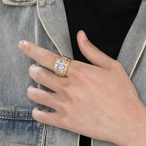 Primo piano dell'anello da uomo placcato in oro con zircone quadrato indossato da un modello
