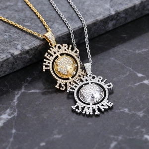 Colliers en or et argent avec strass scintillants sur fond de marbre noir élégant