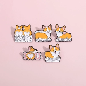 Gros plan d'un lot de 5 pins en émail corgi avec poses mignonnes et textes drôles