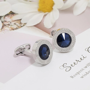 Détails macro des boutons de manchette pour hommes en cristal bleu foncé et fini argenté