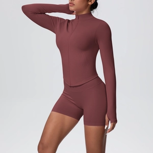 Détails de la veste de yoga côtelée à manches longues et du short assorti en brun rouge