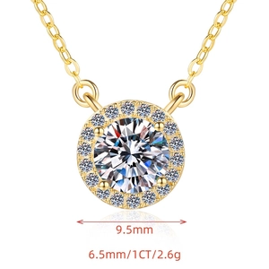 Dettaglio macro di una collana halo in moissanite da 1 carato con misure precise espresse