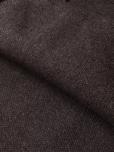 Gros plan sur la texture du tissu en maille marron foncé doux et épais à plis