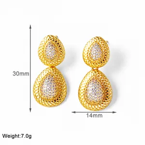 Detalle de pendientes de gota dorados con circonitas y textura de malla metálica