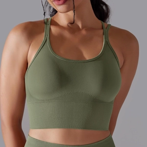 Détail du soutien-gorge de sport vert mousse en tricot sans couture avec ourlet côtelé