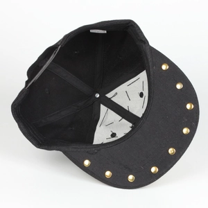 Detail der schwarzen Snapback-Cap-Innenseite mit goldenen Nieten und Polyesterfutter