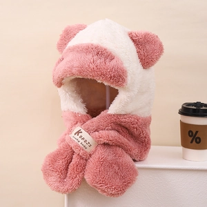 Détail du bonnet écharpe en peluche pour bébé avec oreilles et étiquette brodée