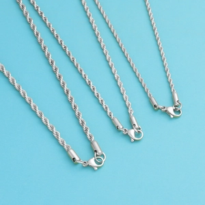Tres filas de cadenas de eslabones retorcidos de acero inoxidable sobre fondo azul