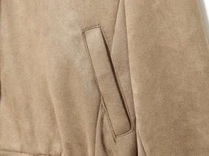 Détail de la poche latérale d'une veste en daim camel avec double couture de qualité