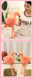 Gros plan d'une peluche flamant rose montrant son tissu doux et ses longues pattes