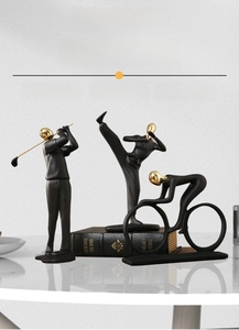 Détail de figurines d'athlètes en résine faites main, noir mat avec accents dorés