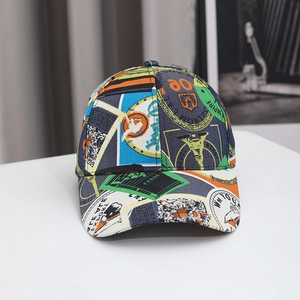 Primer plano de estampado patchwork vintage en gorra con motivos de sellos retro coloridos