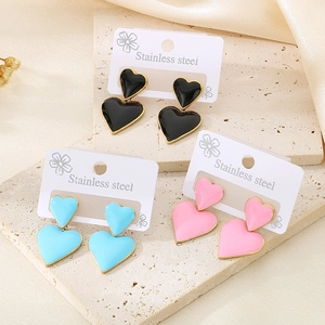Trois paires de boucles d'oreilles cœur en noir bleu et rose avec plaquage or 18 carats
