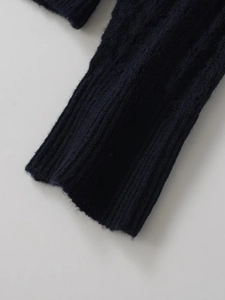 Dettaglio manica cardigan in maglia a trecce blu scuro con polsino a coste elasticizzato