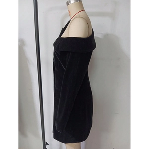 Zijaanzicht detail van zwarte fluwelen off-shoulder mini-jurk op een mannequin etalage