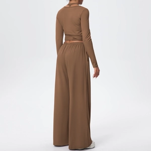Vue arrière de l'ensemble de yoga marron avec haut à lanières et pantalon évasé