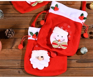 Detailansicht von Weihnachts-Kordelzugbeuteln mit 3D-Weihnachtsmann und Schneemann-Plüsch