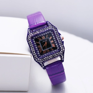 Nahaufnahme der violetten quadratischen Quarzuhr mit Kristalllünette und Sternenzifferblatt