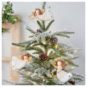 Tre angeli di Natale in peluche con ali dorate appesi a un ramo di un albero decorato