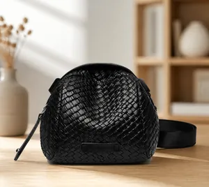 Detail der schwarzen Wabenstruktur und des schicken Crossbody-Designs für Damen