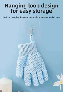 Detailansicht eines hellblauen Peeling-Handschuhs aus Nylon an einem Blumen-Wandhaken