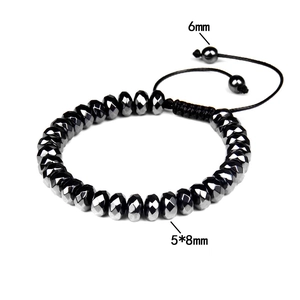 Détail des perles d'hématite facettées 5x8mm et perles rondes 6mm sur cordon noir