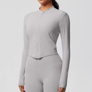 Détail de la veste de sport gris clair avec col montant et coupe unique de l'ourlet en V