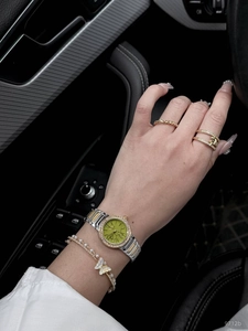 Coffret montre quartz bicolore avec strass, bracelet papillon et deux bagues élégantes