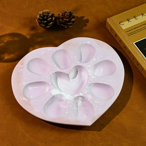 Detalle macro del molde de silicona para bandeja de huevos con forma de corazón y mármol