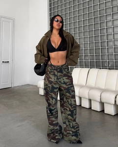 Photo de style industriel d'un pantalon camouflage large avec une veste cargo vintage