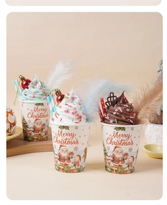 Detailansicht künstlicher Weihnachts-Eisbecher mit festlichen Merry Christmas Motiven