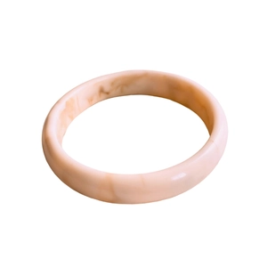 Bracelet rond minimaliste en résine avec motif marbré café vintage sur fond blanc
