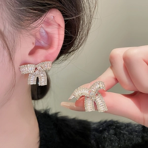 Eleganti orecchini a fiocco in argento con micro-pavè di zirconi per gioielli di moda