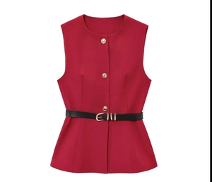 Détail du haut gilet rouge sans manches avec boutons dorés et ceinture noire