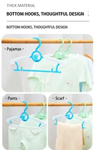 Detail der Baby-Kleiderbügel für Pyjamas und Schals aus dickem Material mit Bären-Icon