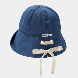 Dunkelblauer Anglerhut aus Denim mit schicker Bandschleife und Stickerei hinten