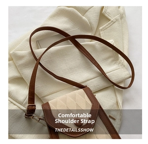 Détail du sac bandoulière matelassé beige avec bordure en cuir marron et sangle réglable