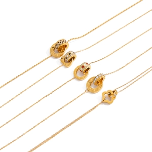 Set de collares clásicos de acero inoxidable bañado en oro de 18K con colgantes de circón